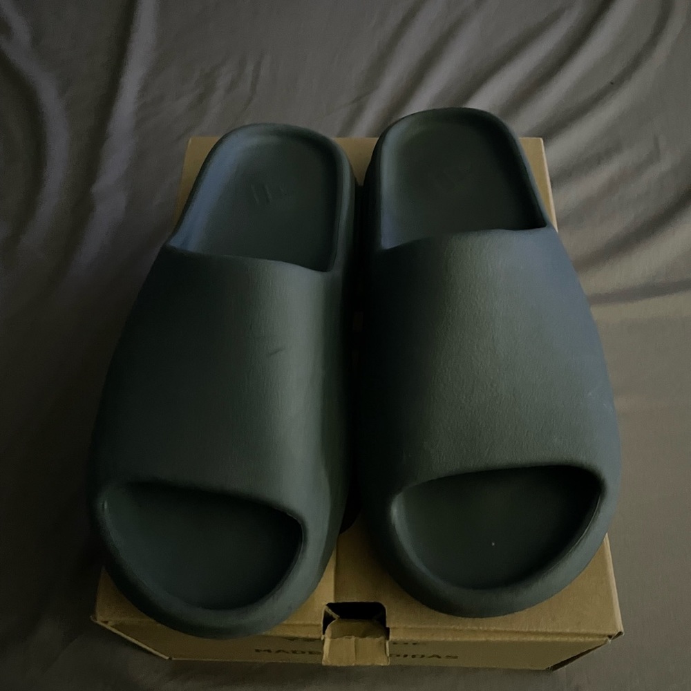 Yeezy slides ‘Slate Marine’